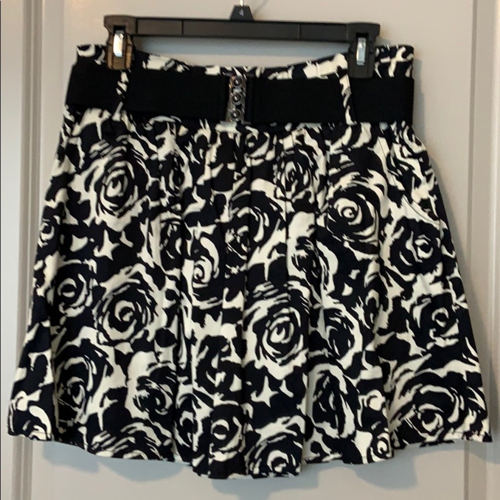 Rose print black and white skirt w/ belt